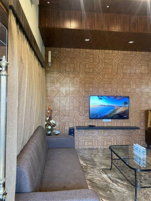Mount Resorts Lonavala 5 Bhk Luxurious Villa With Private Pool And Full Size Cricket Football Turf Exterior photo